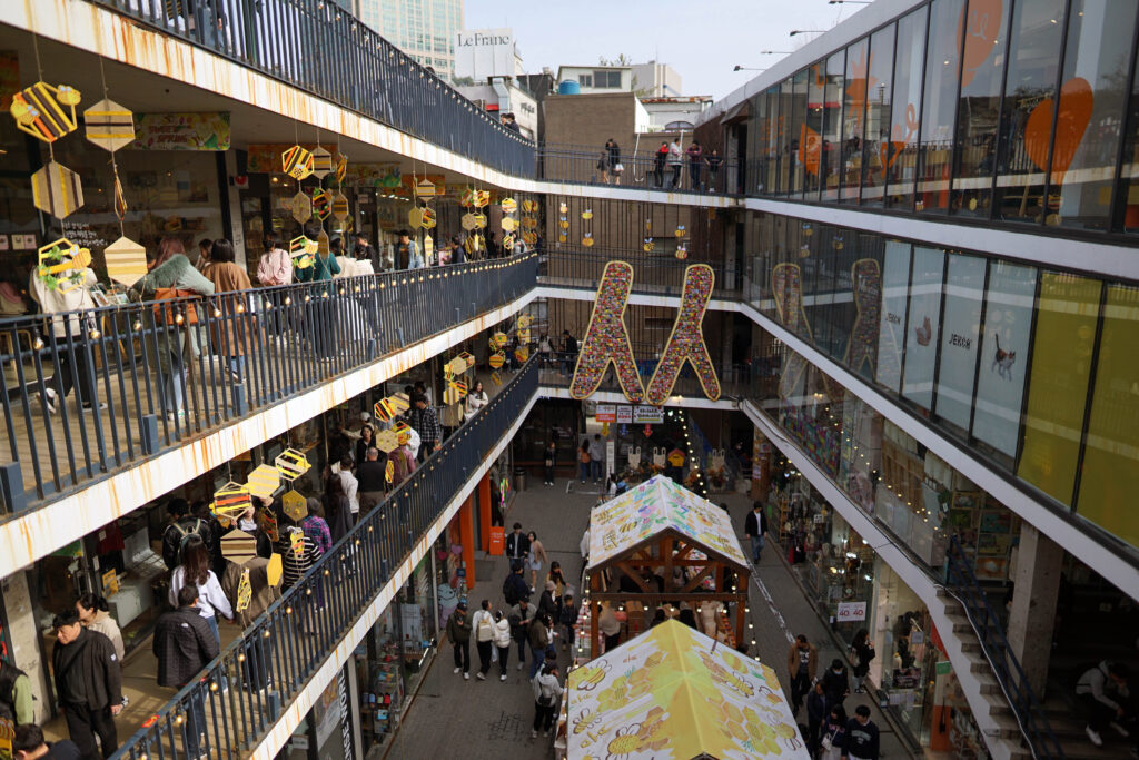 an outdoor shopping center with lots of small boutiques in Insadong, Seoul